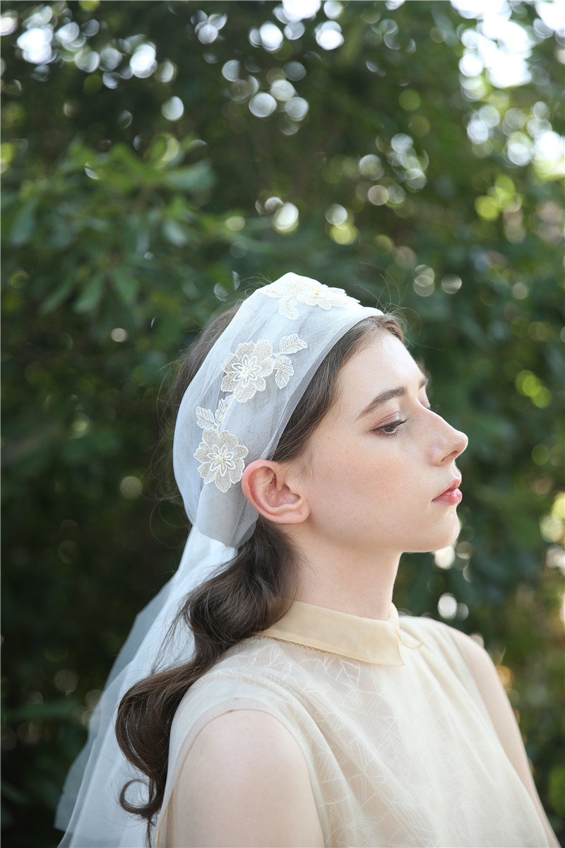 Pretty Bridal Accessaries Lace Appliqued Long Veils for Wedding Brides